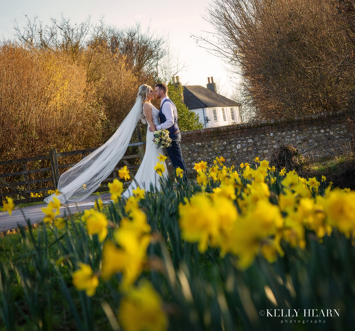 AXT_bride-groom-sunset-spring-daffodils.jpg#asset:3599