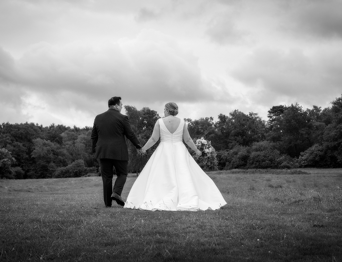 DUD_wedding_couple_walking.jpg#asset:4527