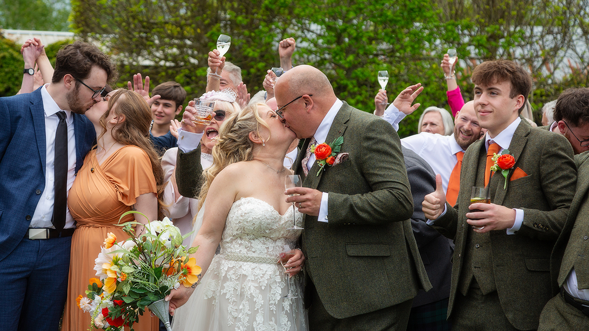 EVER_kiss-group-outdoor.jpg#asset:4638