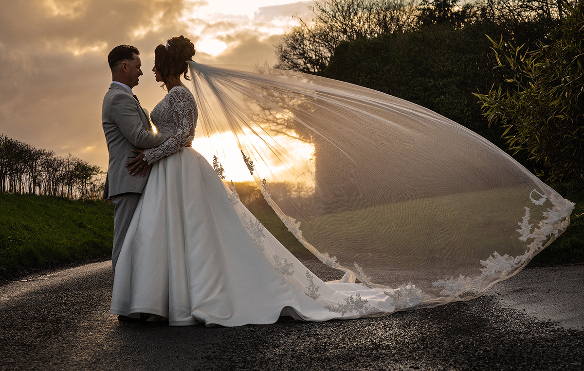 GAT_couple-veil-sunset.jpg#asset:4580