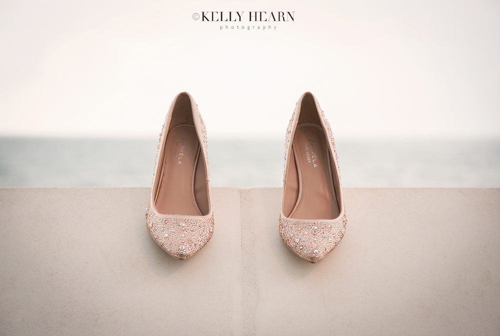 HAR_brides-shoes-on-wall-sea.jpg#asset:1803