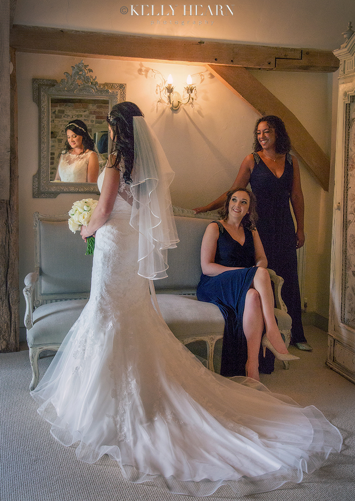 LAW_bride-bridesmaids-in-bridal-suite.jp