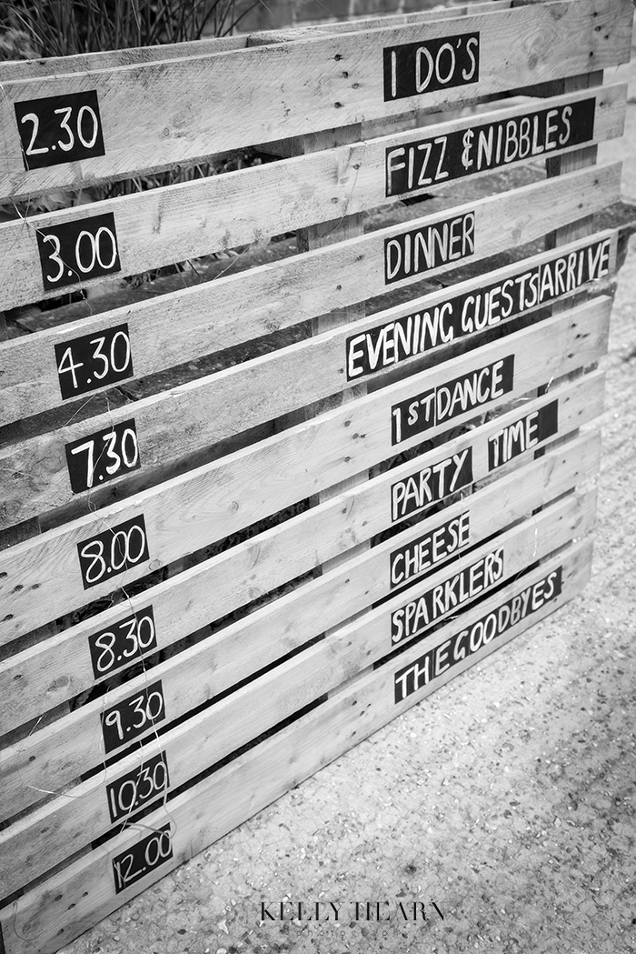 LAW_wooden-pallett-sign-timings.jpg#asse