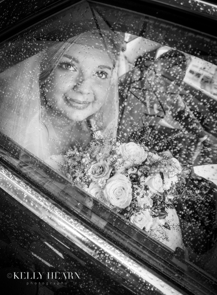 MUB_16-bride-through-car-window.jpg#asse