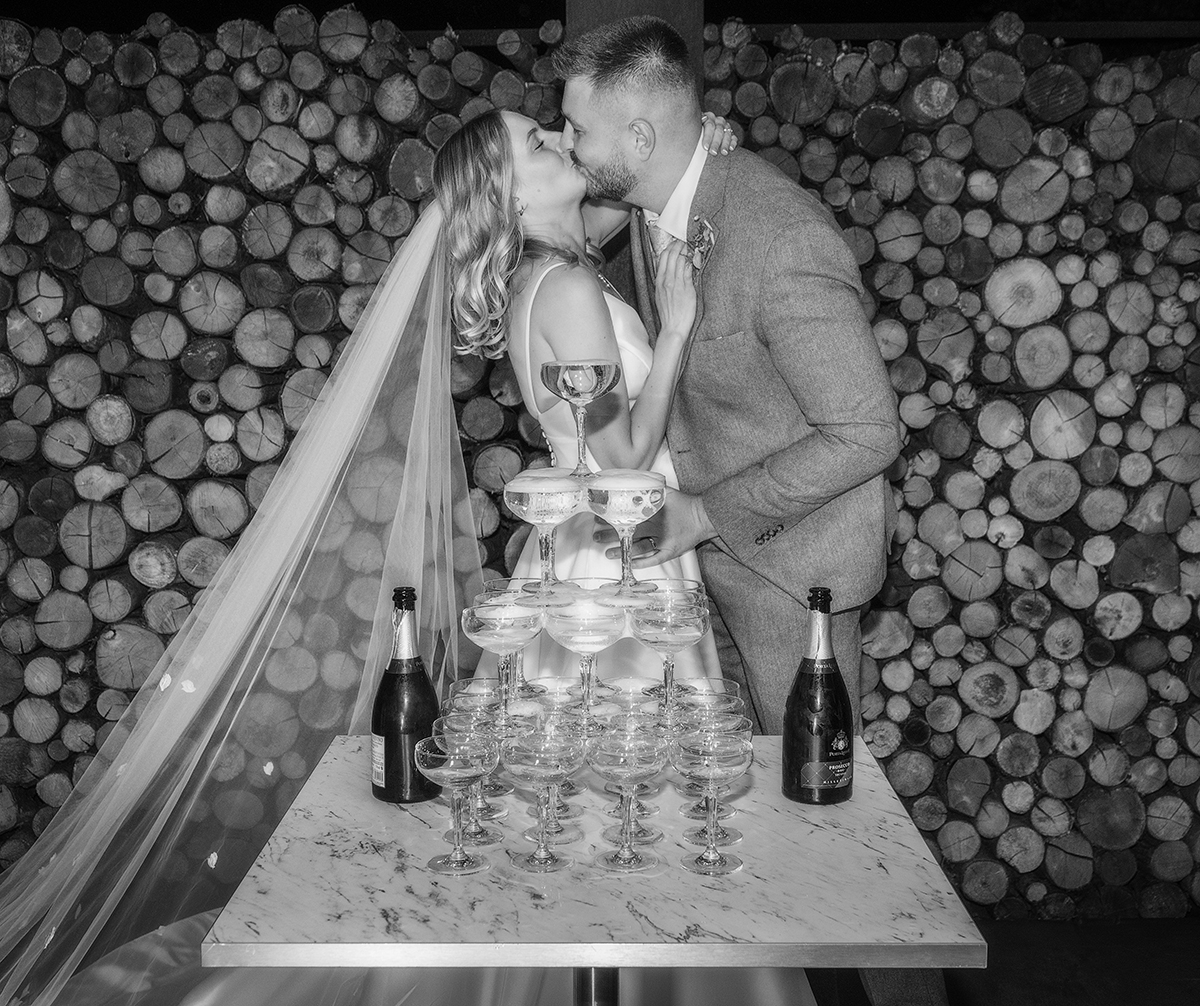 SAR_couple-prosecco-fun.jpg#asset:4420