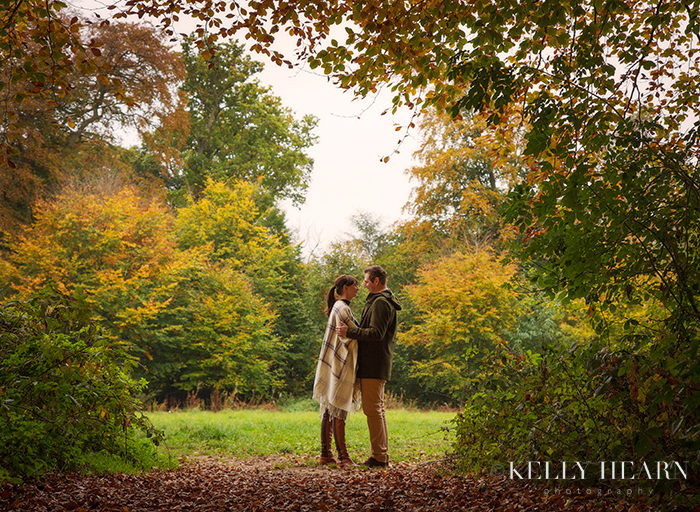 SEASON_autumn-couple-in-woodland.jpg#ass