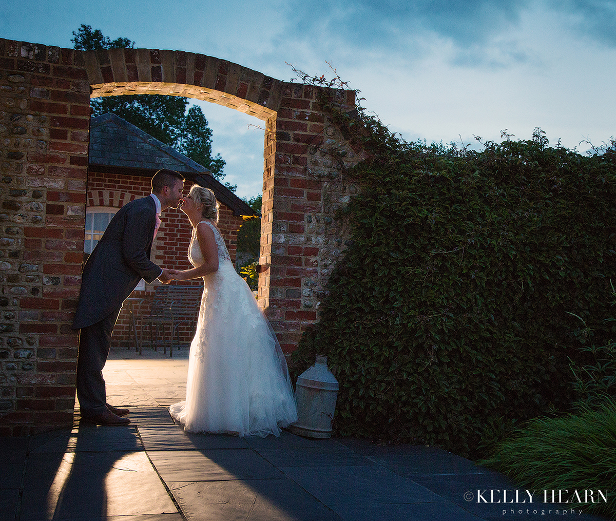 THO_bride-groom-kiss-archway.jpg#asset:2101