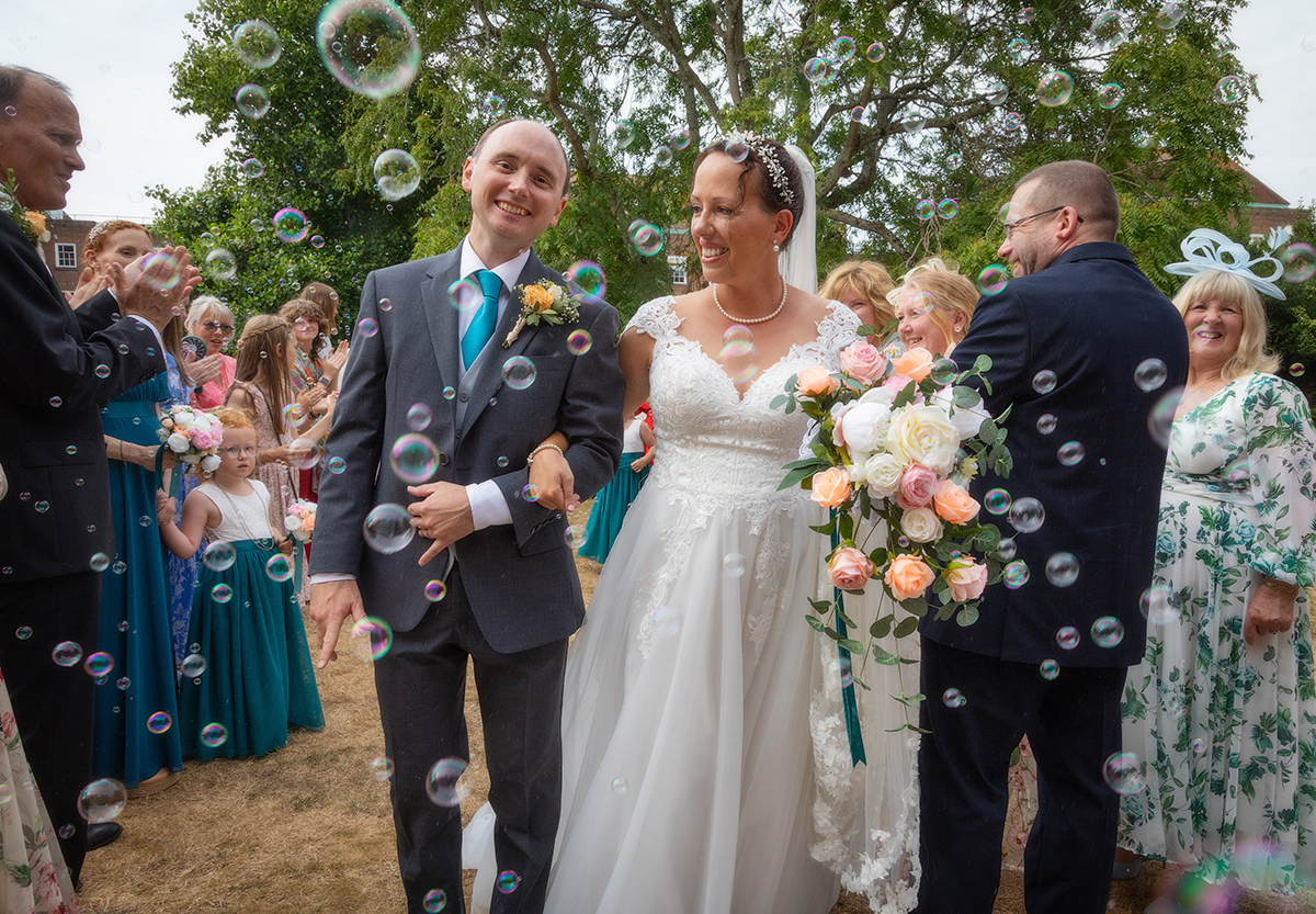 FER_bride-groom-bubbles.jpg#asset:4767
