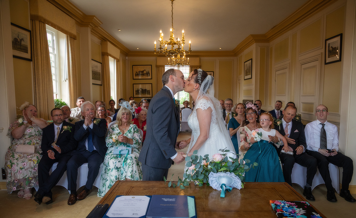 FER_bride-groom-kiss.jpg#asset:4770