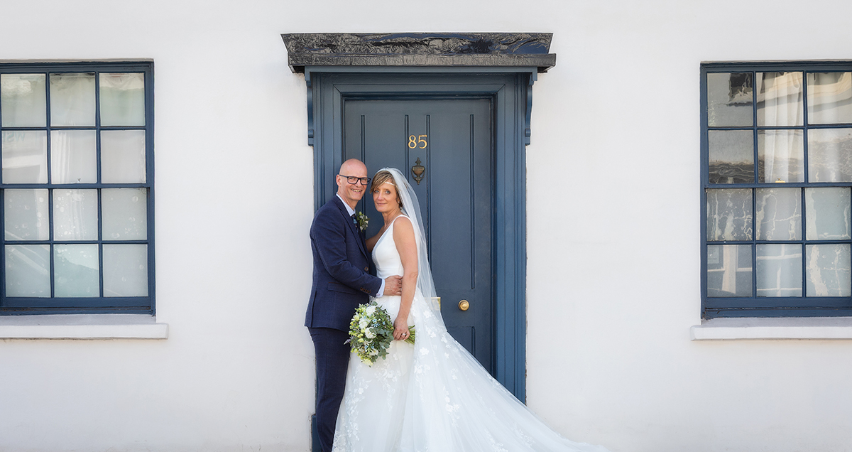 HARS_couple-white-house.jpg#asset:4735