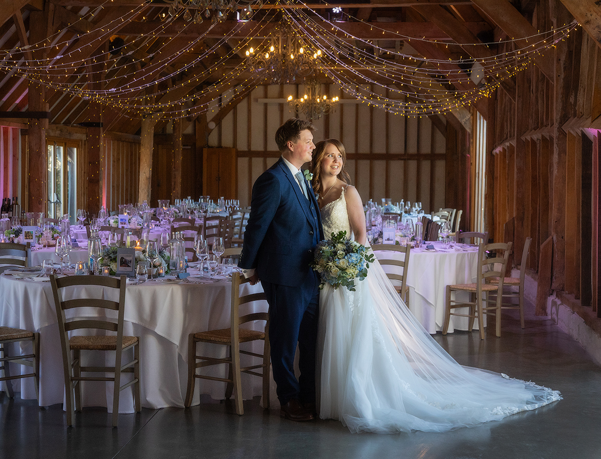 HOU_couple-room-barn.jpg#asset:4538