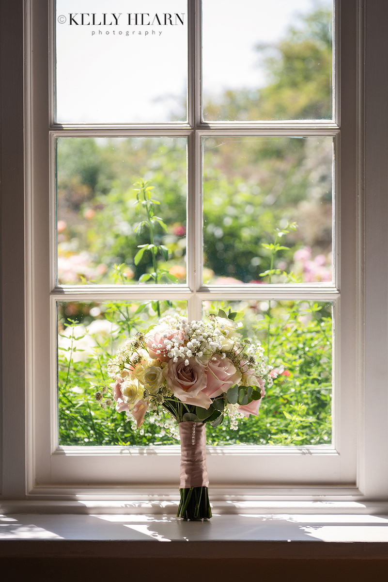 PAG_bouquet-at-window.jpg#asset:2617