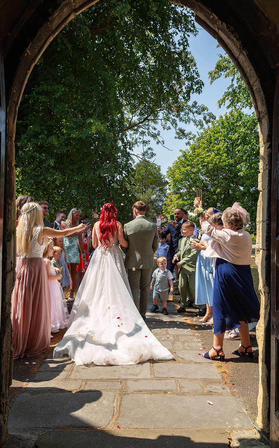 PUT_archway-couple-confetti.jpg#asset:4762