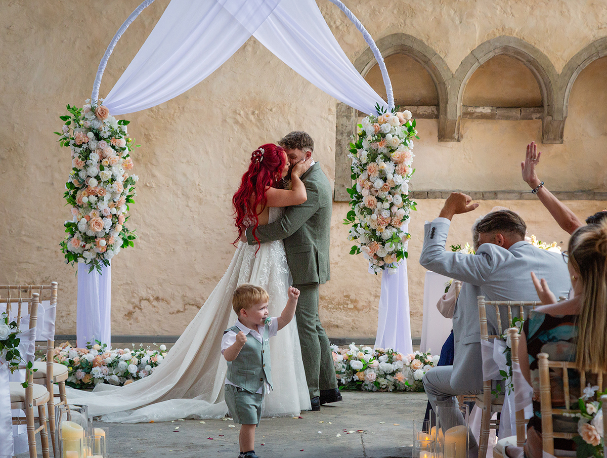 PUT_bride-groom-kiss.jpg#asset:4749