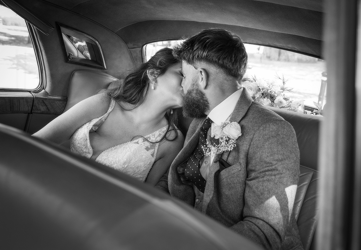 PUT_couple-car-kiss.jpg#asset:4753