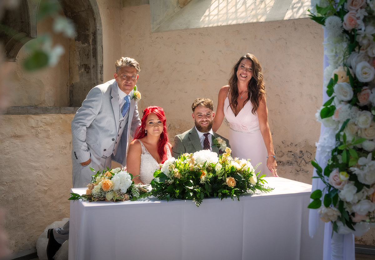 PUT_couple-witnesses-signing.jpg#asset:4755