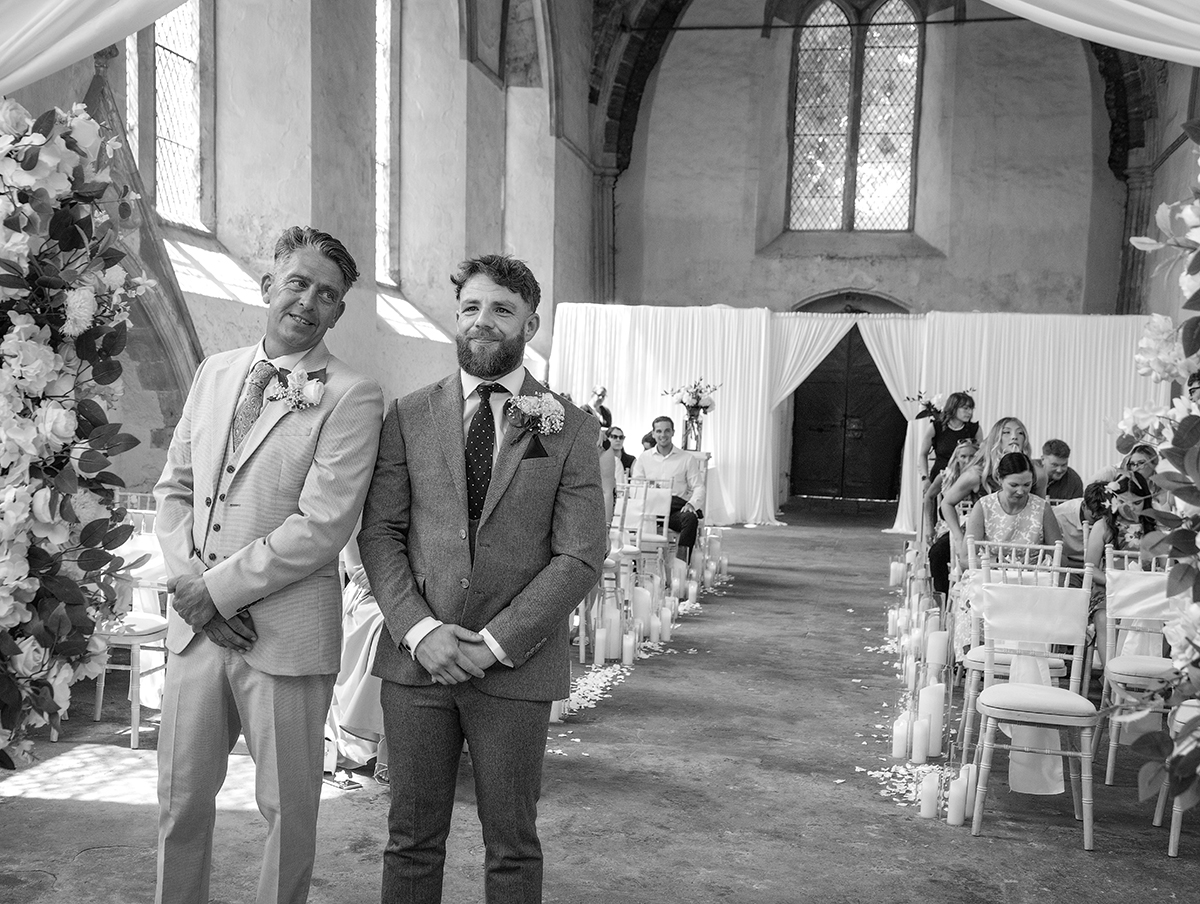 PUT_groom-bestman-waiting.jpg#asset:4757