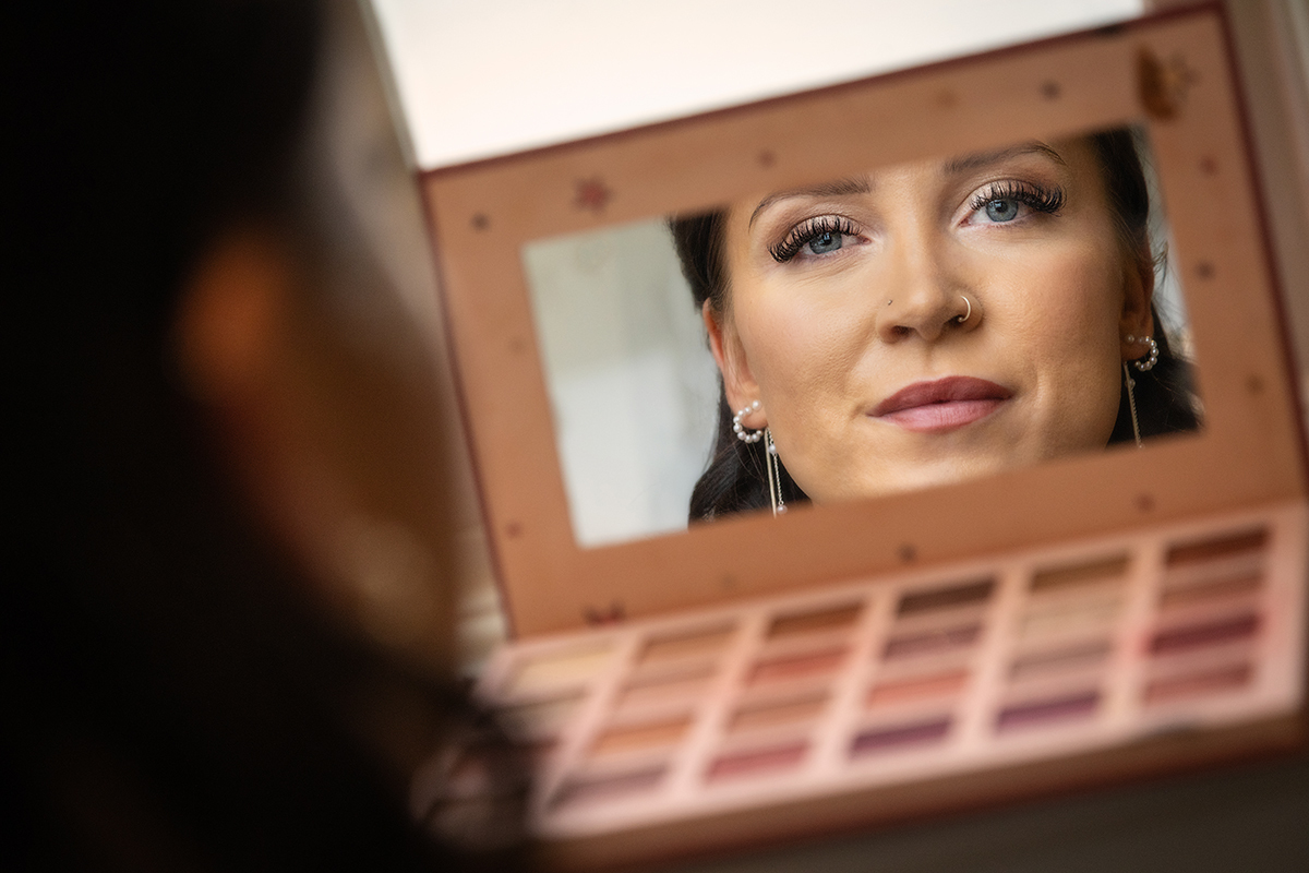 SPI_bride-mirror-reflection.jpg#asset:4503