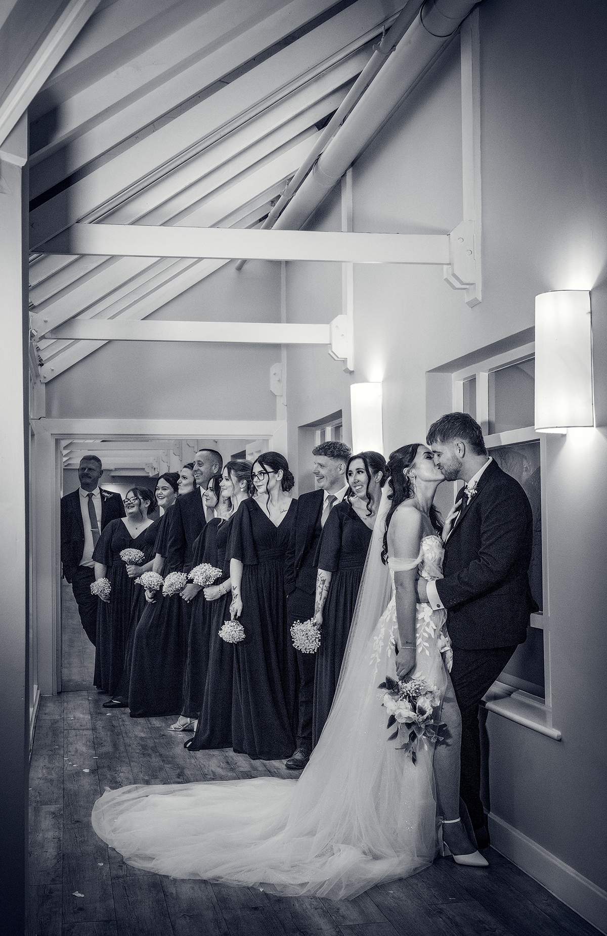 SPI_couple-friends-hallway.jpg#asset:4511