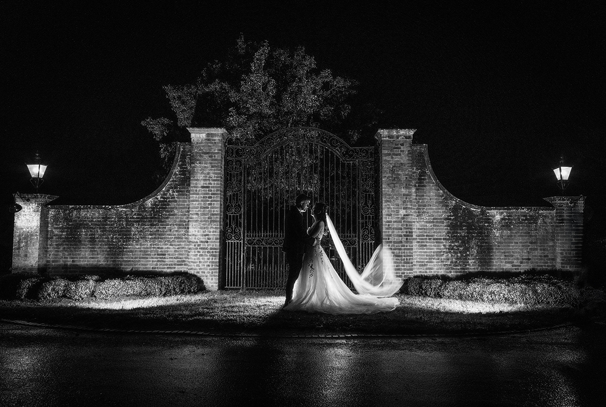 SPI_couple-gates-backlight.jpg#asset:4512