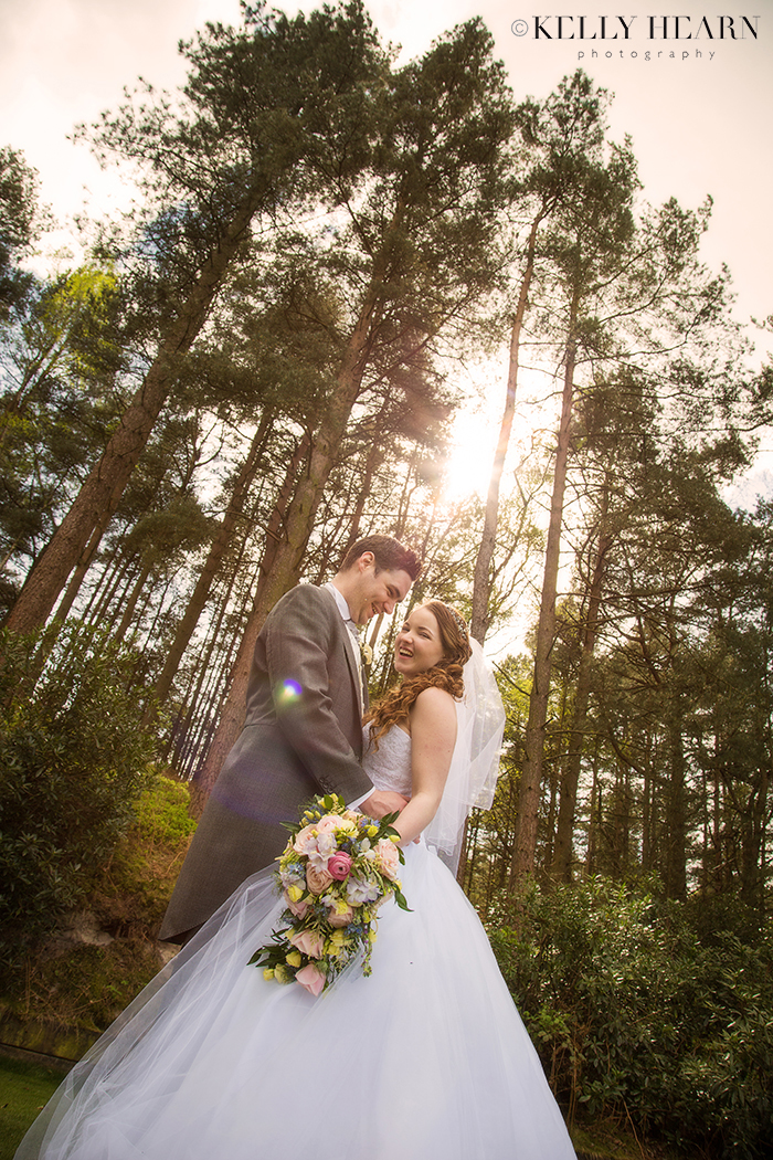 WEB_BRIDE_GROOM_KISS_SUNSET_WOODS_TREES.