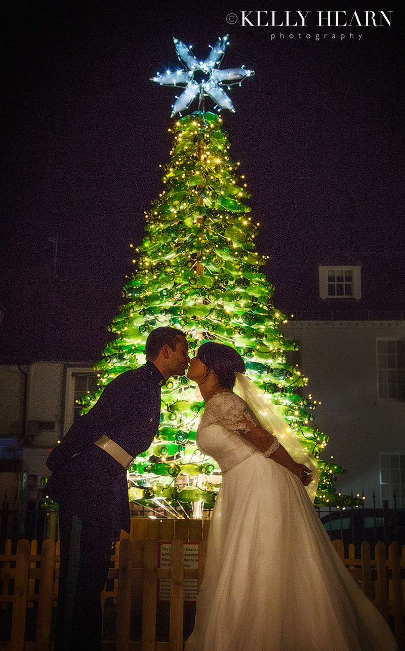 WIC_couple-kiss-christmas-tree.jpg#asset:2408